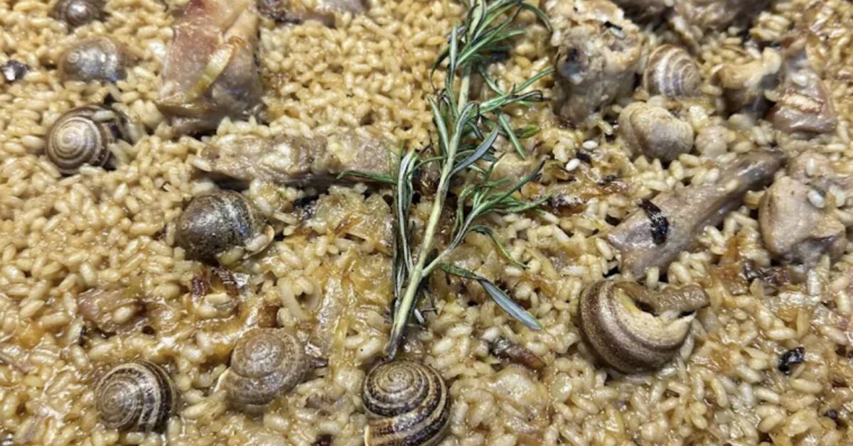 Mediterranean diet: charcoal-grilled rice, vegetables and olive oil
