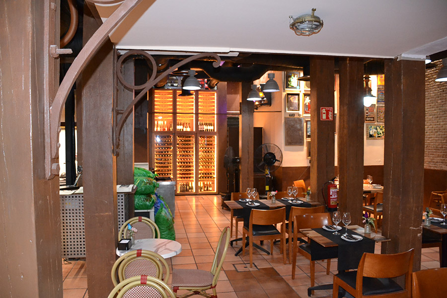 Interior dining room of Taberna Cava Carbón