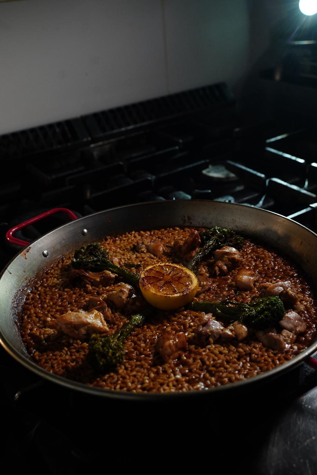 Paella al carbón con socarrat dorado en Cavacarbon, calle Cava Baja, Madrid
