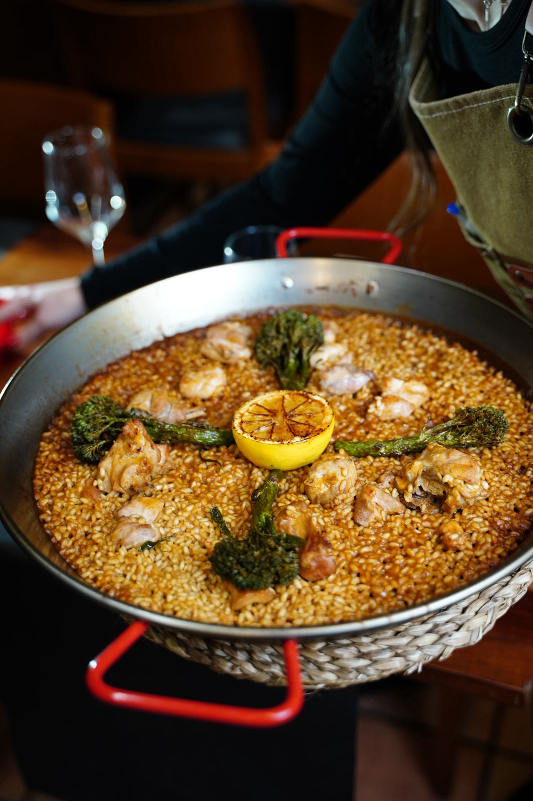 Paella valenciana al carbón de encina servida en Cavacarbon, Cava Baja, Madrid